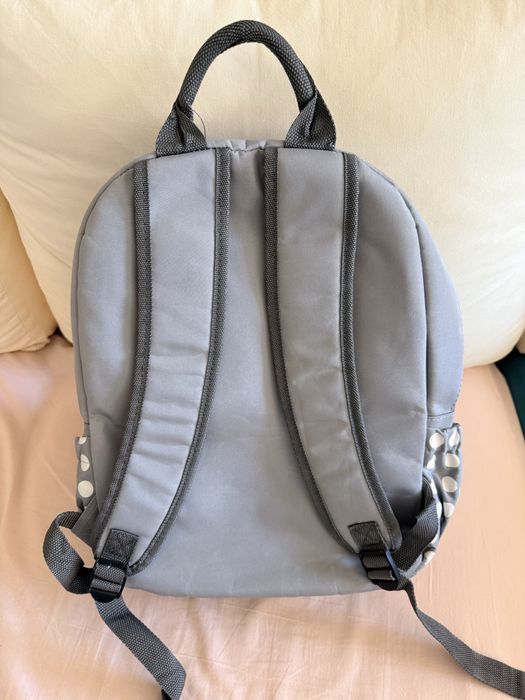 Mochila maternidade cinzenta com bolinhas