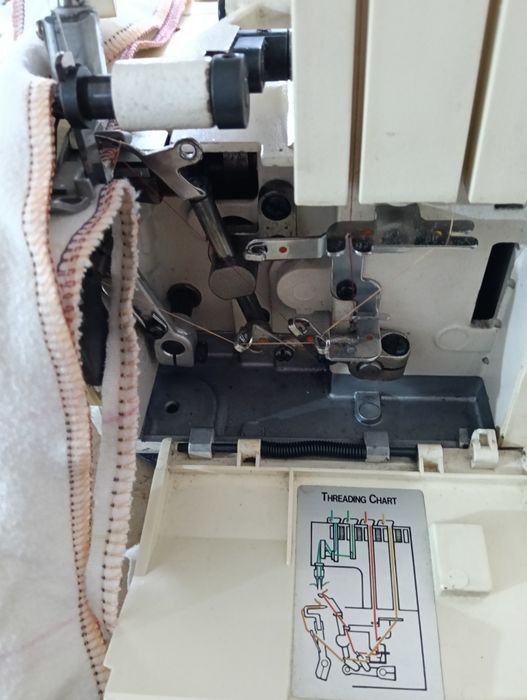 Máquina de costura corte e cose