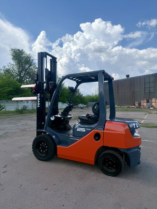 Навантажувач вилковий TOYOTA 02-8FG25 вилочный погрузчик, кара