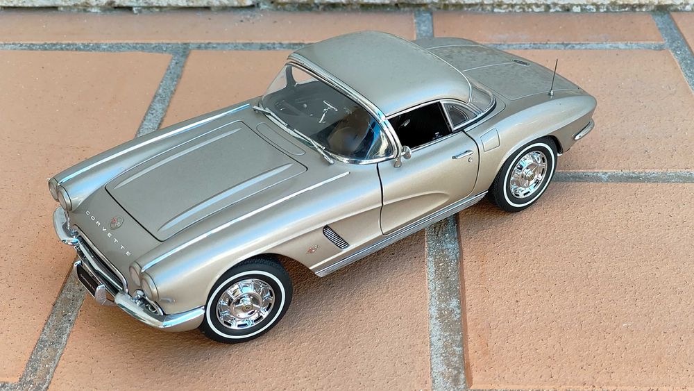 Chevrolet Corvette Spider 1962 AutoArt 1/18