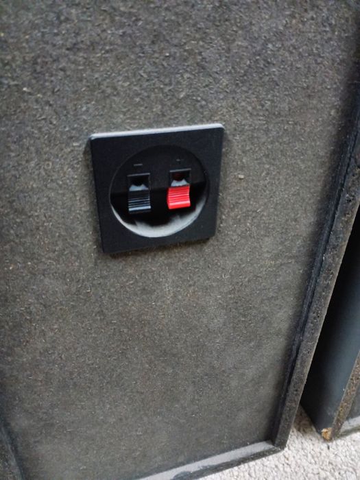 Par de colunas de som marca SONY , muito bom som, tudo a funcionar per