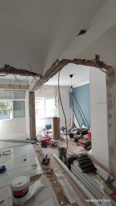 Remodelação. Pintura canalização elétrica