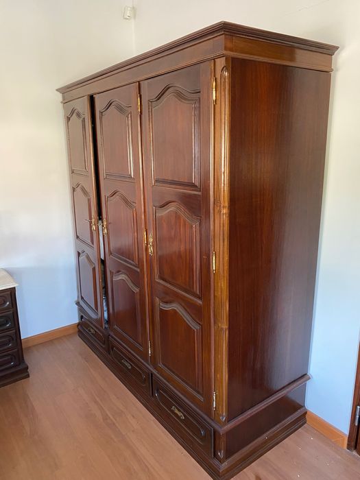 Guarda roupa em madeira maciça em excelente estado de conservação