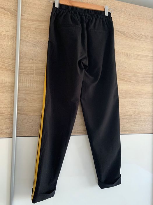 Czarne spodnie z żółtymi paskami Tally Weijl