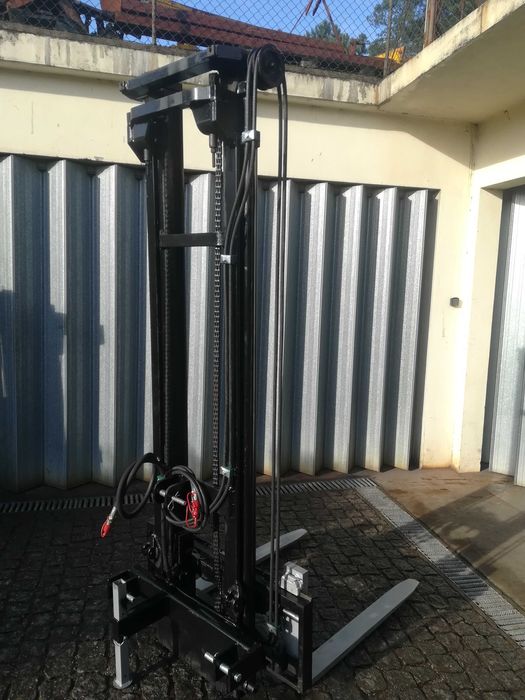 Torre empilhador para trator com deslocamento