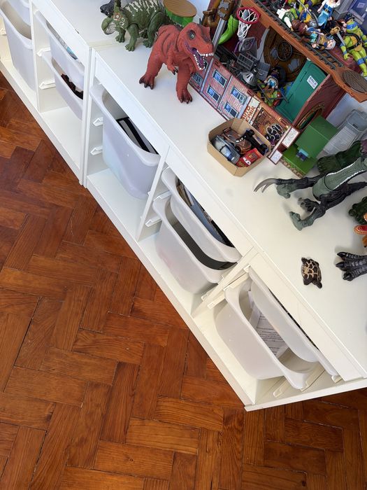Estantes com caixas ikea