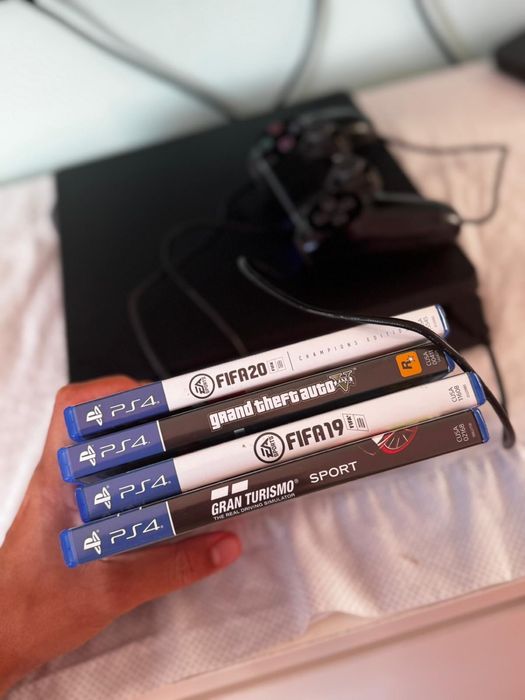Playstation 4 com 1 comando e 4 jogos
