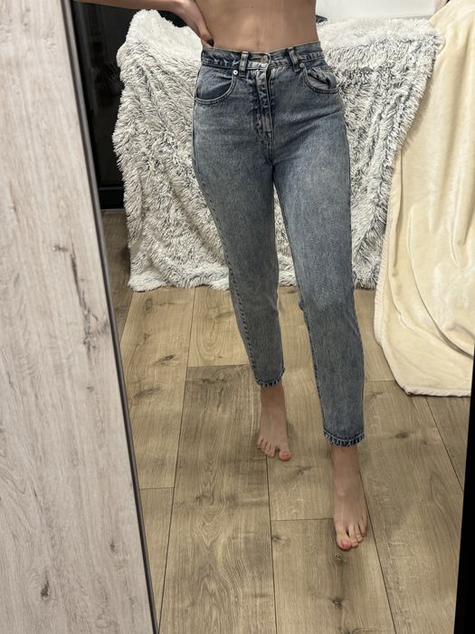 Soodnie jeansy mom slim fit Pull&Bear