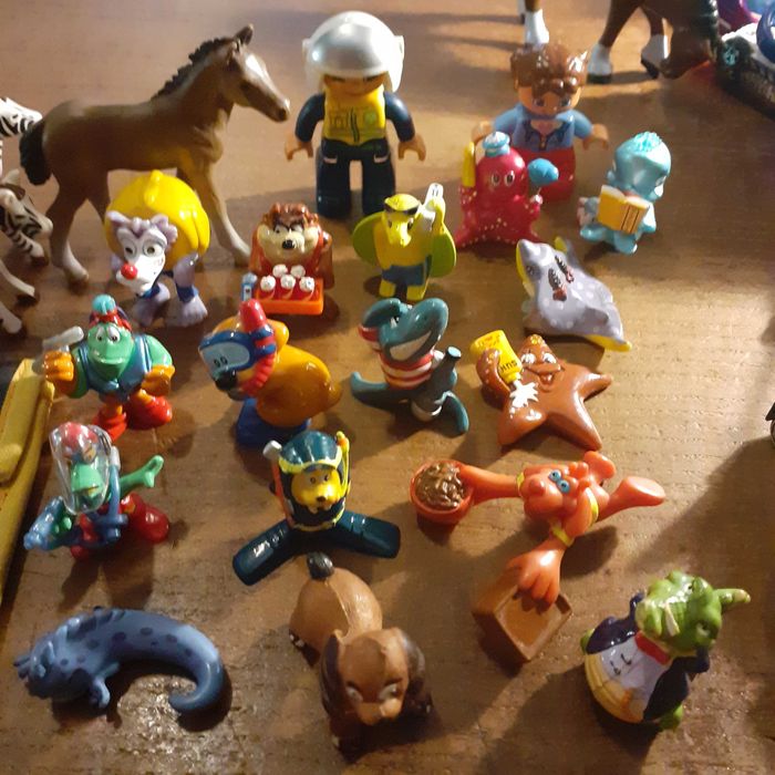 Boneco Falca e outros