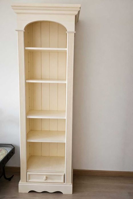 Drewniany Stylowy Regał - klasyka w kolorze ecru