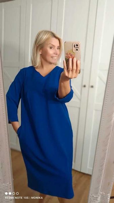 Elegancka niebieska sukienka z kieszeniami imprezy