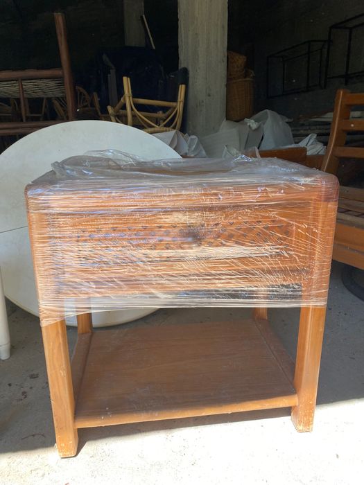 Conjunto cama, cómoda e mesa de cabeceira