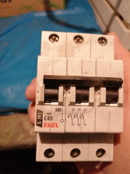 Dwa Wyłączniki nadprądowe fael s193 400V