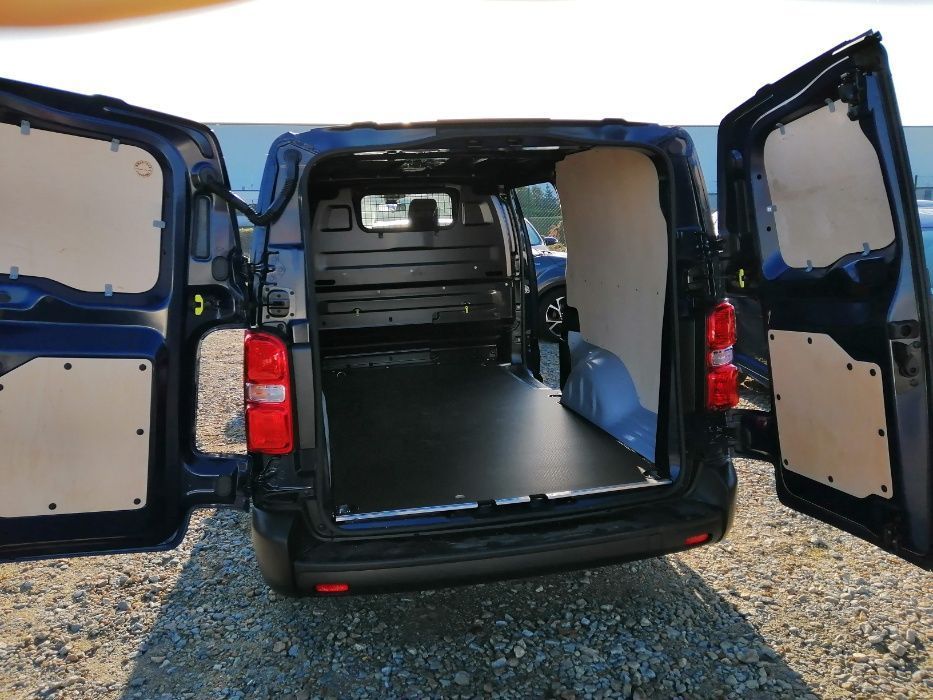 Zabudowa samochodu dostawczego Toyota Proace M w standardzie