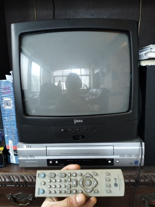 Leitor VHS e televisão analógica