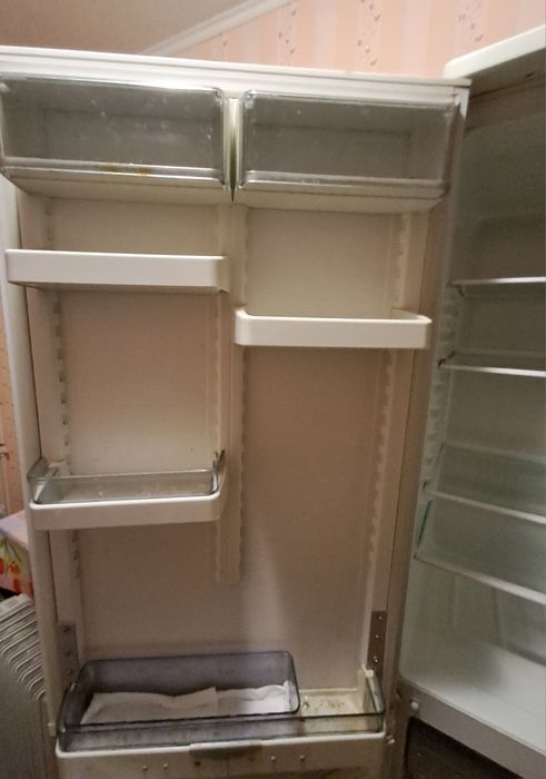 Продам 2 камерный холодильник Атлант .