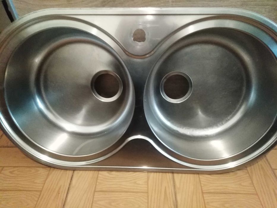 Lava-loiça de cozinha com cuba dupla em aço inoxidável e o respectivo kit de sifão duplo.