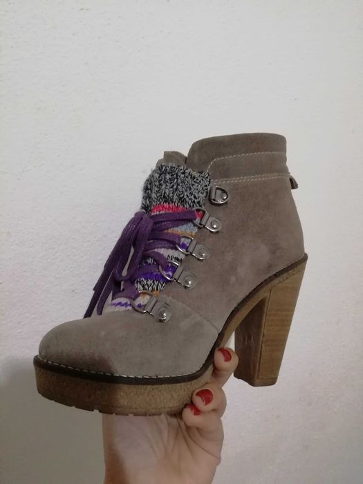 Botas modernas como novas