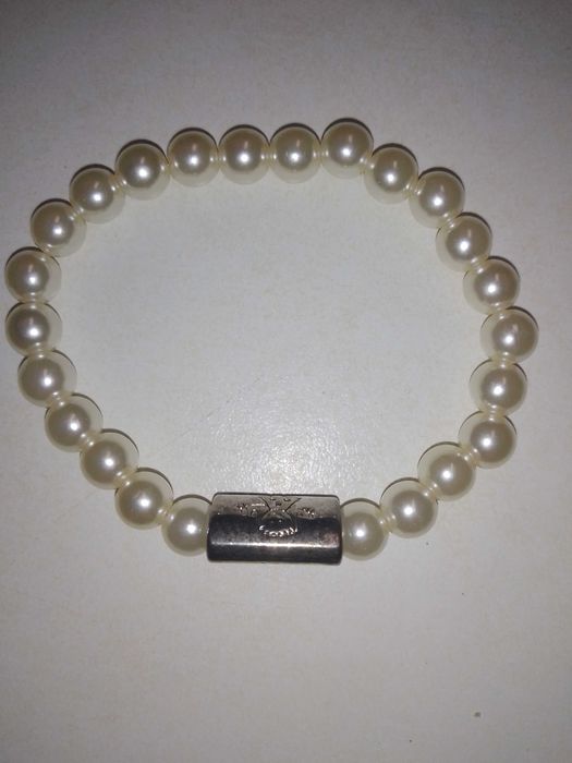 Pulseira branca em excelente estado