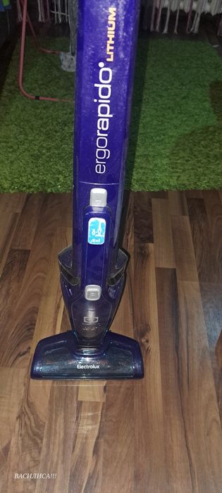 Продам аккумуляторный пылесос Electrolux