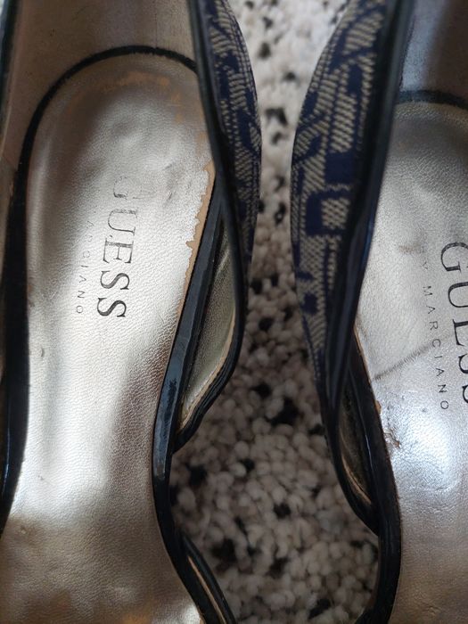 Sapatos de salto alto Guess