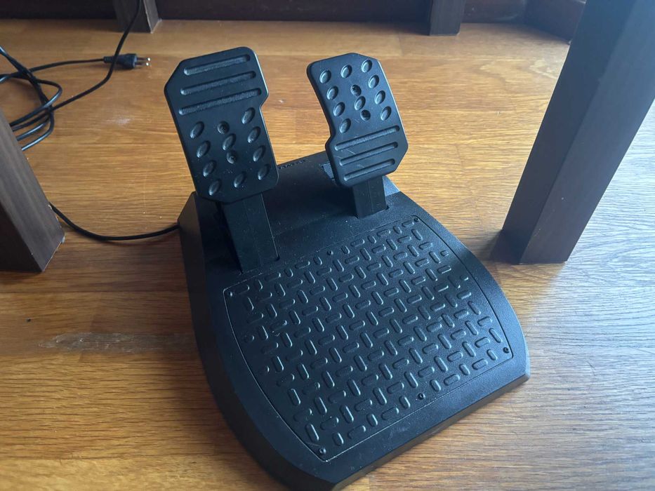 Volante Thrustmaster T150 com Pedais