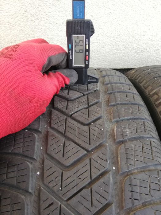 4 opony zimowe Pirelli 215/65R17, bieżnik 6/6,5mm.