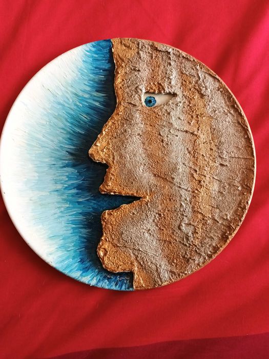 Olhando o mar: (Acrílico sobre cerâmica com 26,4 cm diâmetro)