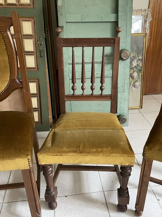 Cadeiras classicas com costas altas e almofadadas