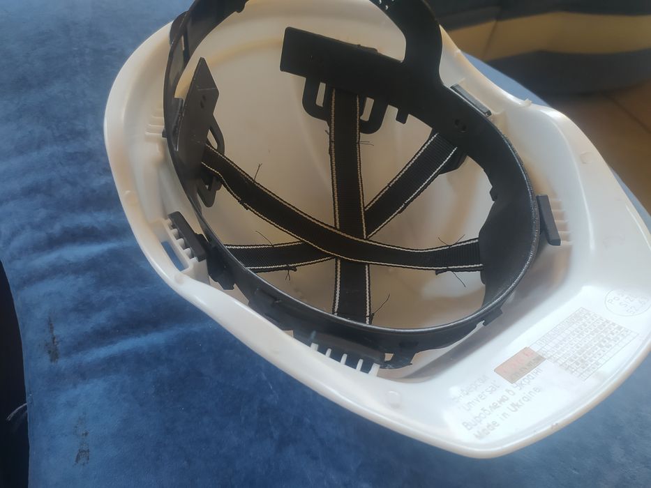 Каска строительная белая в хорошем состоянии