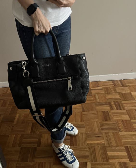 Mala Marca Jacobs em pele preta