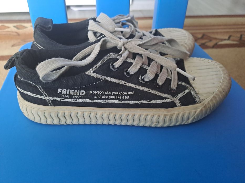 Klasyczne czarno białe trampki rozmiar 33