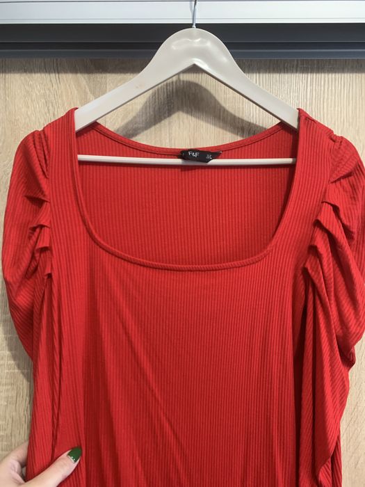 Жіноча червона кофтинка