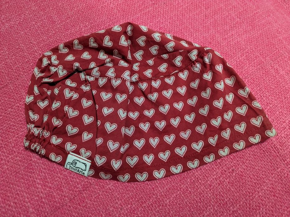 Touca cirúrgica com corações