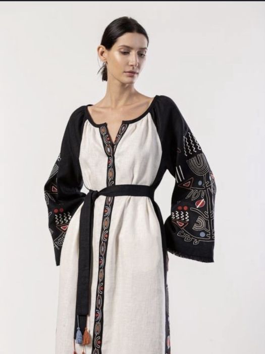 Вишита сукня чорно-біла