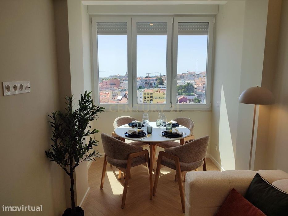 Apartamento T2 Renovado com Vista Rio em São Vicente, Lisboa
