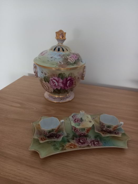 Conjunto de louça de porcelana limoges,  pintada à mão