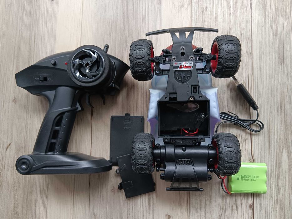 Quad telecomandado c/ bateria recarregável