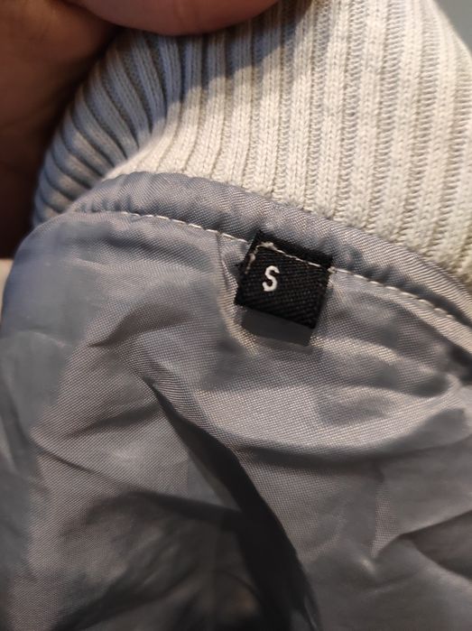 Srebrna kurtka bomberka z suwakami