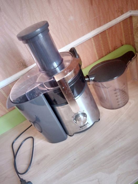 Соковыжималка Tefal Easy Fruit ZE 610 D, б/у.