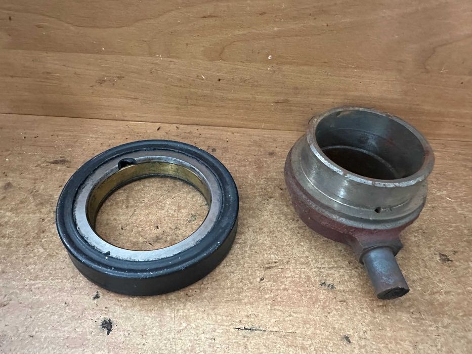 Выжимной Подшипник с отводкой 9588214  МТЗ  Д -240  Новый