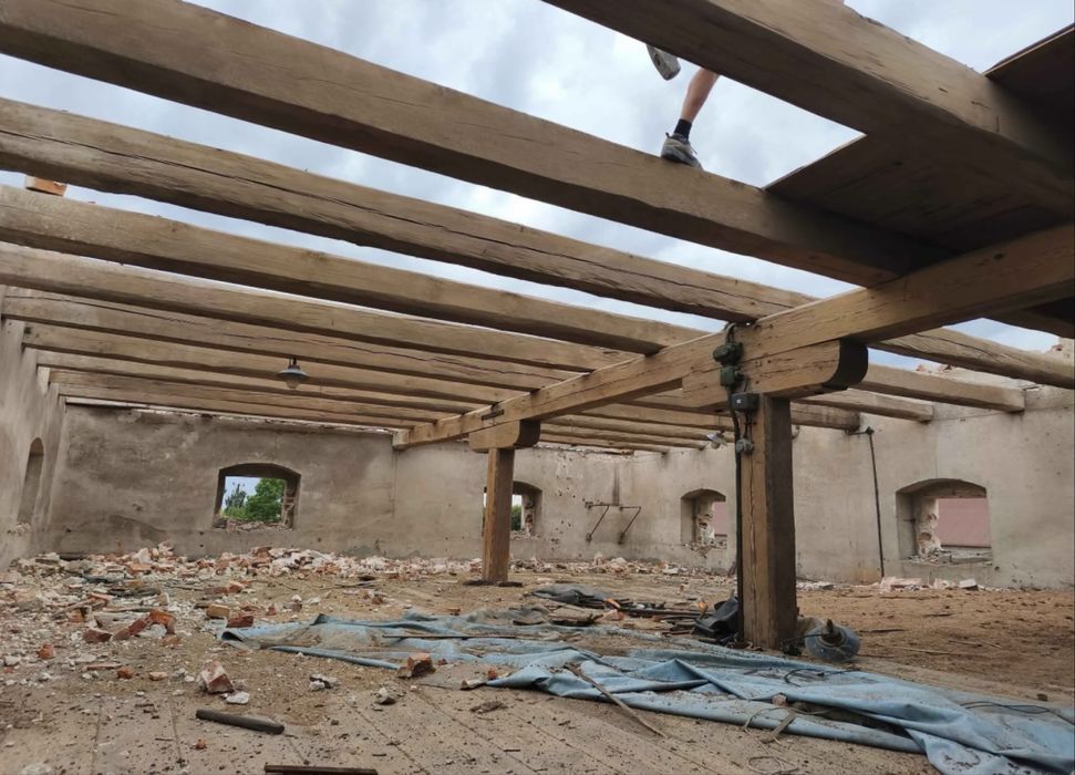 Rozbiorka i skup drewna starego , belek , desek , bali .