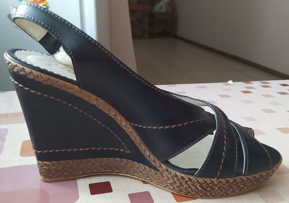 Босоніжки шкіряні жіночі 38 р.