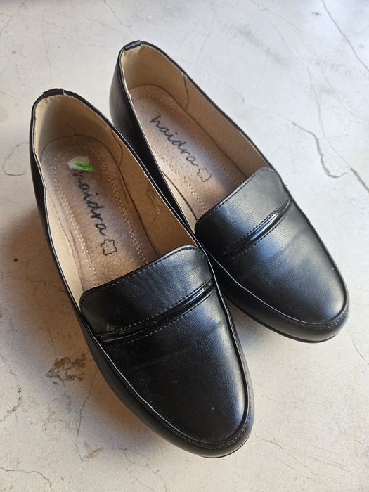 Czarne skórzane półbuty rozmiar 39 haidra nowe
