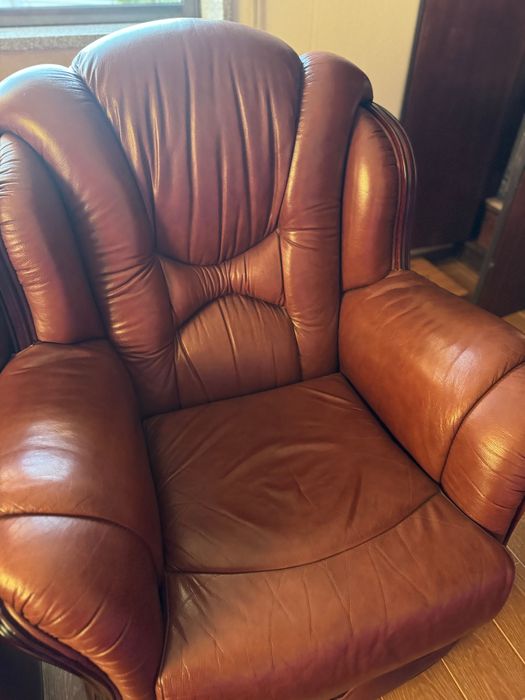 Sofas 1grande 2 pequenos em pele