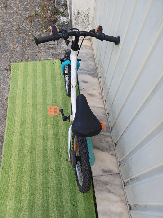 Bicicleta branca e azul B-Twin