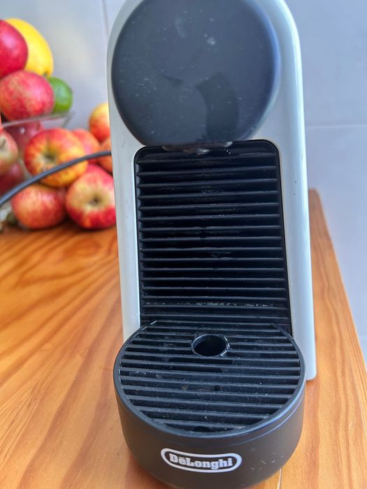 Máquina de café nesspresso De longui branca