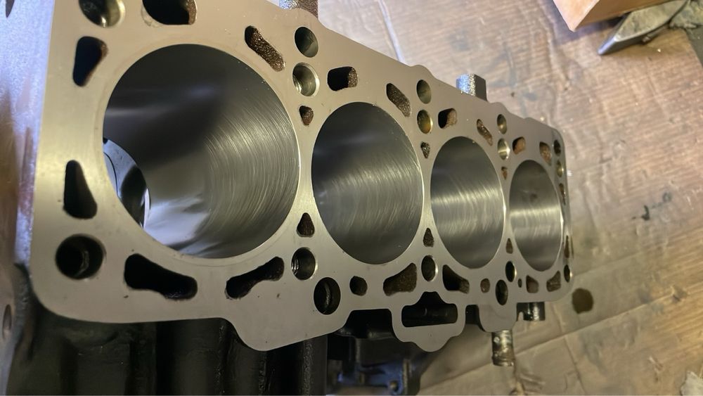 Гильзовка росточка блока v-образного алюминевого шліфовка коленвала