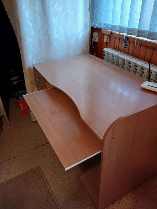 Стіл комп'ютерний