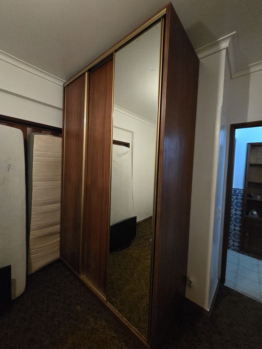 Roupeiro grande em madeira maciça com portas de correr e espelho